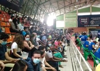 Padres abarrotan centros de vacunación lleva sus hijos a inocularse