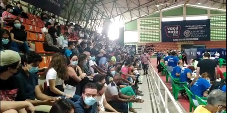 Padres abarrotan centros de vacunación lleva sus hijos a inocularse