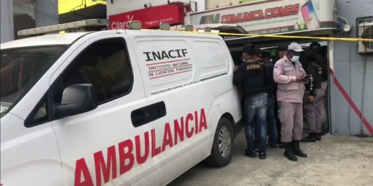 La Policía persigue delincuentes ultimaron dueño de negocio celulares en Santiago para atacarlo