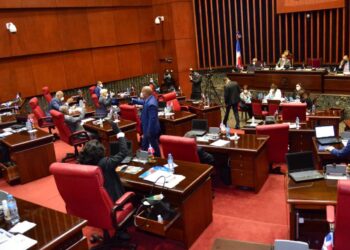 Senado aprueba resolución  solicita al Ejecutivo prohibir entrada  a lugares públicos y privados sin vacunarse