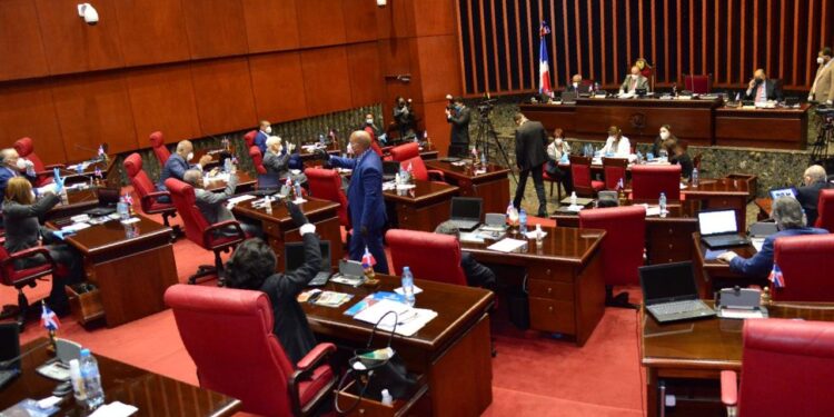 Senado aprueba resolución solicita al Ejecutivo prohibir entrada a lugares públicos y privados sin vacunarse