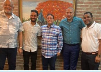 Ministro de Educación ofrece apoyo al atleta  Luguelín Santos en coordinación con Miredec