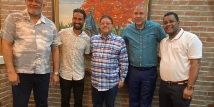 Ministro de Educación ofrece apoyo al atleta  Luguelín Santos en coordinación con Miredec