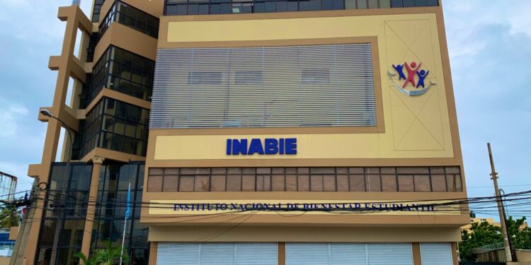 INABIE realiza proceso de licitación para adquisición de útiles escolares y rubros agrícolas