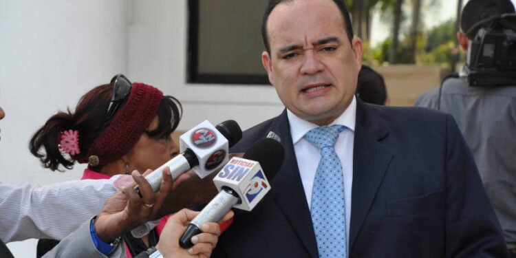 Surun Hernández denuncia mafia en falsificación de expedientes  para estafar