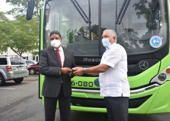 Director OMSA dispone autobús al COE para acciones respuesta de emergencias