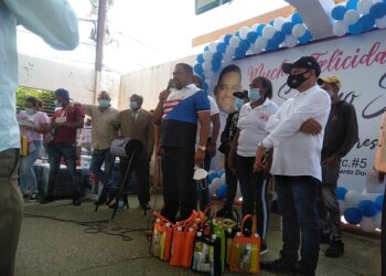 Diputado Sandro Sánchez regala más de 300 artículos y sorteo de dinero en efectivo a madres en Los Alcarrizos. VIDEO..