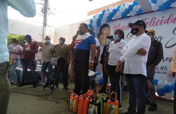 Diputado Sandro Sánchez regala más de 300 artículos y sorteo de dinero en efectivo a madres en Los Alcarrizos. VIDEO..