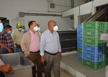 Toribio visita productores de frutas y arroz en Cotuí