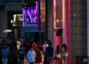 Cataluña y Valencia endurecen restricciones contra el covid en España