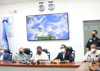 COE mantiene bajo alerta las 32 provincias del país por huracán Elsa