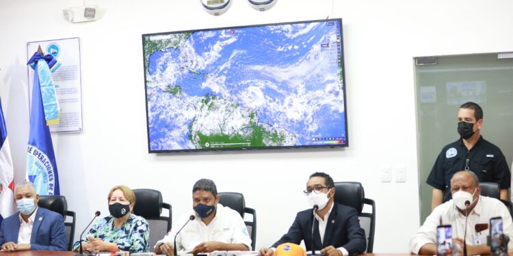 COE mantiene bajo alerta las 32 provincias del país por huracán Elsa