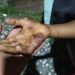 Denuncian madre tortura hija quemando manos en estufa por la rotura de celular