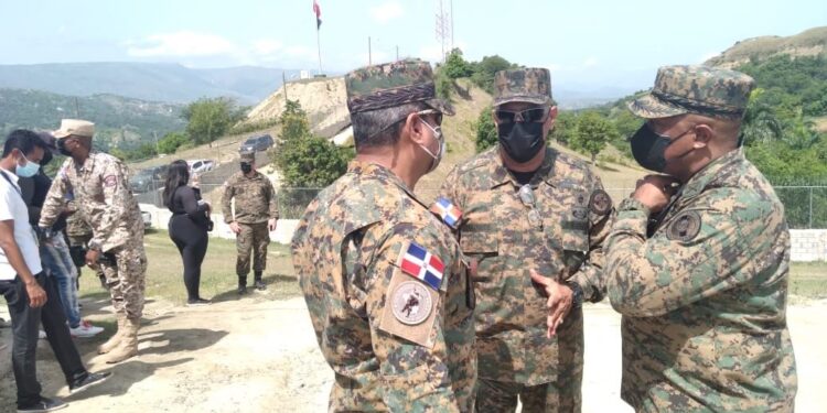 Comandante del Ejército realiza recorrido de supervisión por Elías Piña