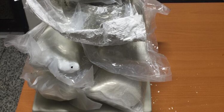 Ocupan ocho paquetes de marihuana en cajón de música y microondas en AILA