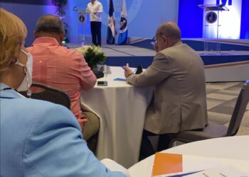 Presidente Abinader encabeza reunión con funcionarios y legisladores PRM