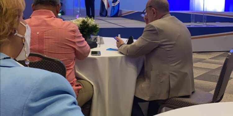Presidente Abinader encabeza reunión con funcionarios y legisladores PRM