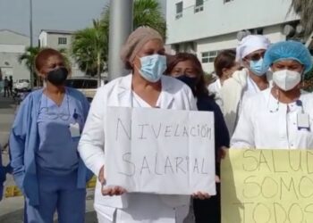 Protesta enfermeras en hospital Ney Arias Lora exigen aumento salarial