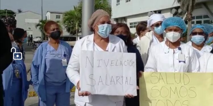 Protesta enfermeras en hospital Ney Arias Lora exigen aumento salarial