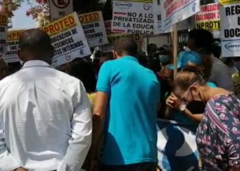 Profesionales y técnicos educativos protestan frente a Educación