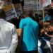 Profesionales y técnicos educativos protestan frente a Educación