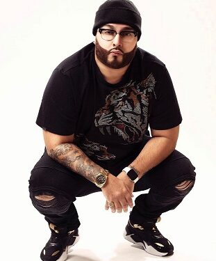 DJ chulo, prepara su nuevo lanzamiento “Se Me Va el Brillo”.