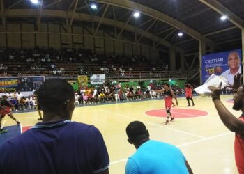 VIDEO-Continua torneo número 13 de baloncesto, en Los Alcarrizos, 4 equipos se enfrentaron este sábado