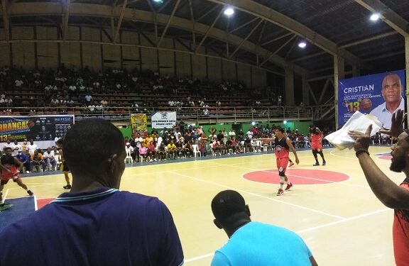 VIDEO-Continua torneo número 13 de baloncesto, en Los Alcarrizos, 4 equipos se enfrentaron este sábado