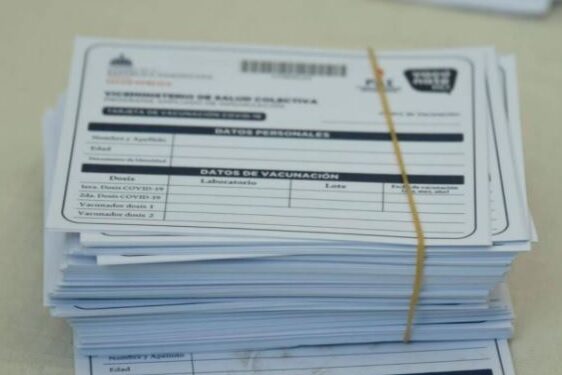 Apresan cabecilla de banda falsificaba tarjetas de vacunación contra COVID-19