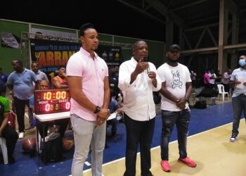 Diputado entrega 50 mil pesos para ganadores torneo baloncesto 13, Alcarrizos