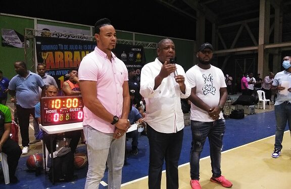 Diputado entrega 50 mil pesos para ganadores torneo baloncesto 13, Alcarrizos