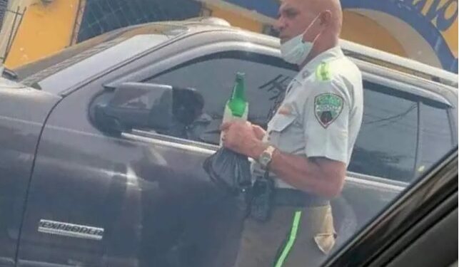DIGESETT investiga oficial aparece en foto con una cerveza en la mano