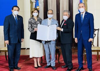 Al menos 85 médicos reciben primera recertificación de manos del presidente Abinader