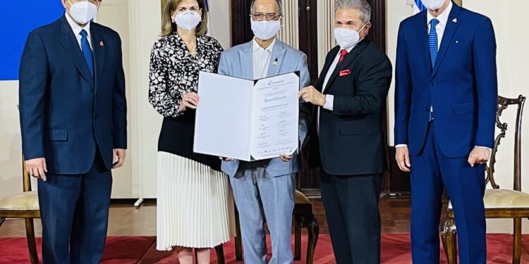 Al menos 85 médicos reciben primera recertificación de manos del presidente Abinader
