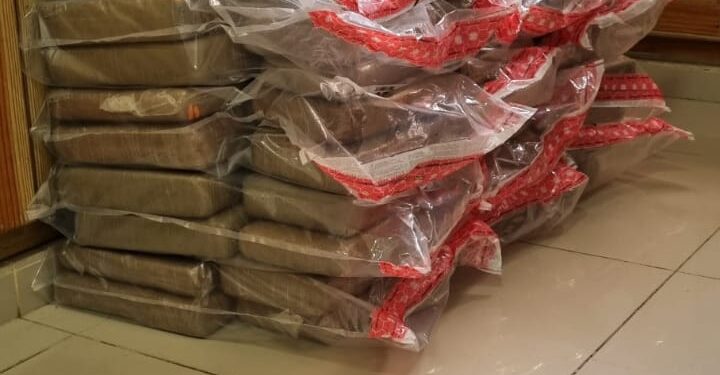 DNCD apresa dos y les ocupa 90 paquetes de cocaina en en Azua