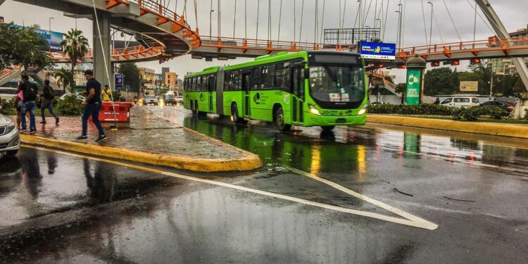 Disponen autobuses de la OMSA para trasladar personas en zonas vulnerables