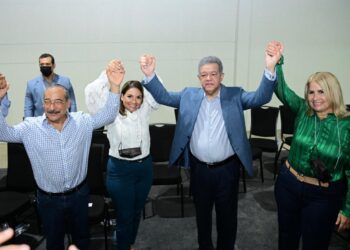 Leonel Fernández juramenta en la Fuerza del Pueblo diputada número 17 Ivannia Rivera