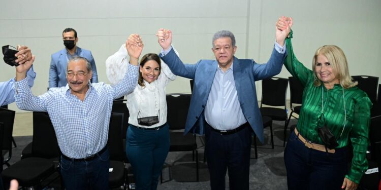 Leonel Fernández juramenta en la Fuerza del Pueblo diputada número 17 Ivannia Rivera