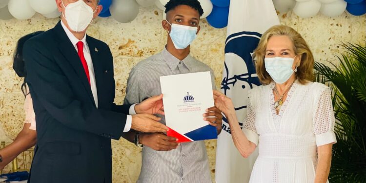Convenio entre MESCYT y Fundación MIR beneficiará a jóvenes meritorios y de escasos recursos de La Romana