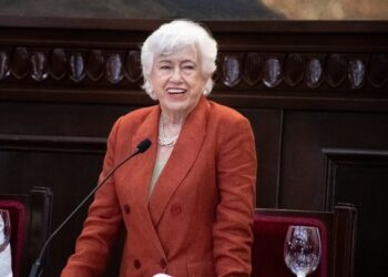 Senado reconoce a Milagros Ortiz Bosch por su destacada labor en la administración pública