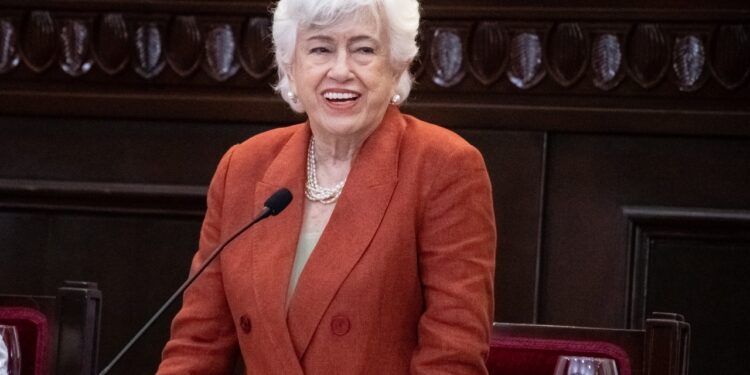 Senado reconoce a Milagros Ortiz Bosch por su destacada labor en la administración pública