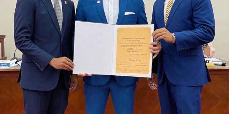 Manny Cruz declarado hijo predilecto de Santo Domingo