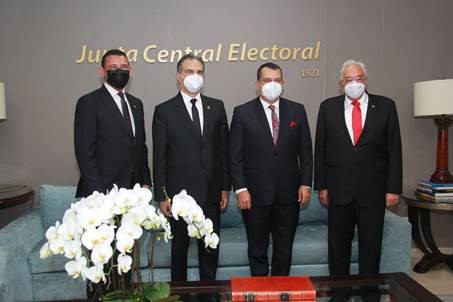 Presidente JCE recibe visita de cortesía presidenteTSE