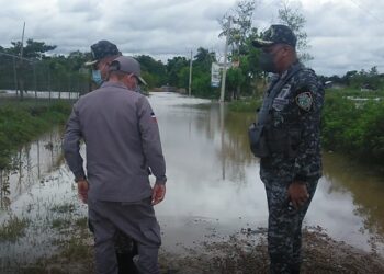 Comandancia PN SDO brinda seguridad a afectados por depresión Grace en Villa Linda, Los Alcarrizos