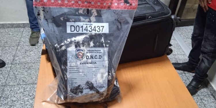 Arrestan hombre con más de 3 kilos cocaína en el AILA