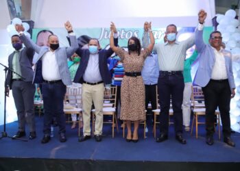 Exdiputados y dirigentes PRD se juramentan en la Fuerza del Pueblo