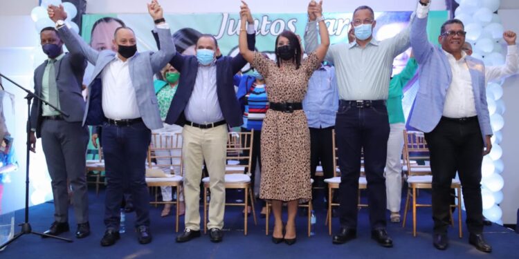Exdiputados y dirigentes PRD se juramentan en la Fuerza del Pueblo