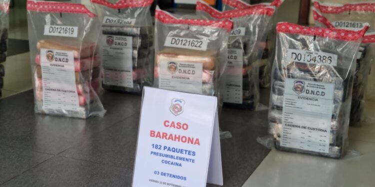 Apresan tres y ocupan 182 paquetes cocaína en Barahona