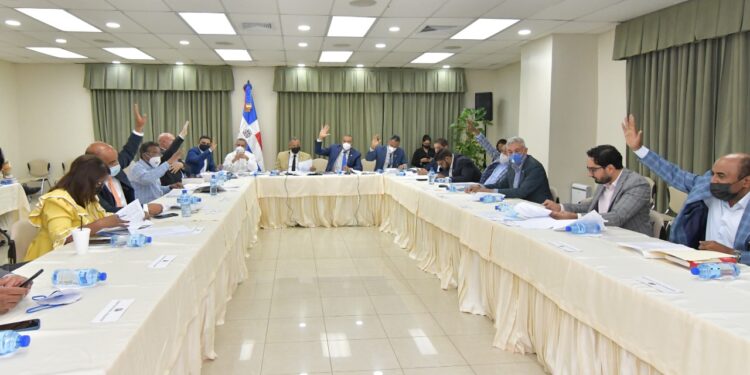 Comisión bicameral estudia Código Penal da lectura a 76 artículos