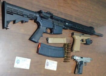 PN apresa hombre, le ocupa fusil pistola y 2,187 dólares en efectivo